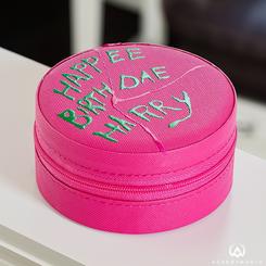 Descubre la magia del mundo de Harry Potter con el encantador Joyero Happee Birthdae Cake. Inspirado en el pastel que Hagrid le regaló a Harry, este precioso joyero está fabricado en suave cuero PU 