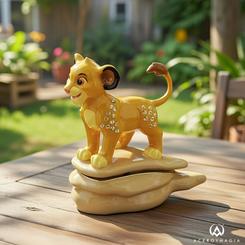Brillo salvaje para tus pequeños tesoros: el Joyero Simba El Rey León Disney luce a Simba sobre la Roca del Rey en un diseño pintado a mano que combina volumen y color con un toque de elegancia gracias a los cristales