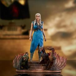 La estatua de Daenerys Targaryen de la línea Juego de Tronos Deluxe Gallery es una verdadera obra de arte que rinde homenaje a uno de los personajes más emblemáticos de la aclamada serie.