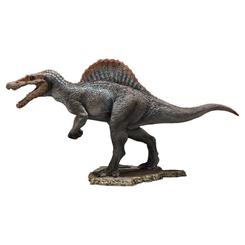 Hay piezas que parecen avanzar incluso quietas, con la mandíbula abierta y la cola tensando toda la escena. Esta estatua Spinosaurus Jurassic Park III 24 cm captura ese instante de amenaza prehistórica con una presencia pensada para destacar 