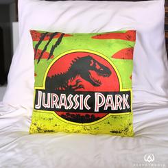 Transforma tu espacio con el cojín "Jurassic Park Car Logo". Este accesorio, con dimensiones de 45 x 45 cm, captura la esencia de la icónica saga. Fabricado en 100% poliéster, garantiza una textura suave y duradera. 