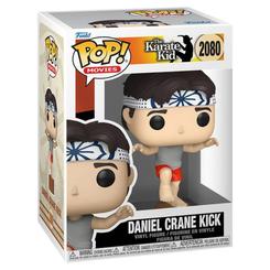 Figura de vinilo Funko POP de Daniel en The Karate Kid, representado en la postura Crane Kick con una pierna elevada, camiseta gris, pantalón rojo y cinta blanca con motivos azules.
