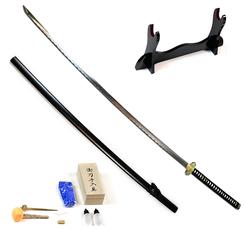 Katana inspirada en la "Masamune" que es una Odachi de aproximadamente 2 metros de longitud, con una estructura de plegado excepcional. Con un peso de 1,74 kg y una longitud total de 170 cm, la hoja mide 124 cm de longitud