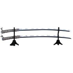 Estas dos espadas Nichirin de Inosuke Hashibira, fabricadas en ABS plástico a escala real de 93 cm, recrean con todo detalle las hojas irregulares y dentadas que definen el estilo salvaje del cazademonios. 