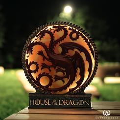 ¡La luz de los dragones llega a tu hogar con esta increíble lámpara de Juego de Tronos, dedicada a la Casa del Dragón Targaryen! Si eres un apasionado de esta legendaria saga, esta lámpara es el complemento perfecto para tu colección.