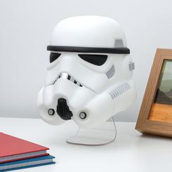 Ilumina tu espacio con el poder del Lado Oscuro con la Lámpara Casco Stormtrooper. Con una altura de 19 cm, esta lámpara es más que una simple fuente de luz: es un símbolo de la fuerza y el orden del Imperio Galáctico.