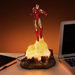 ¡Ilumina tus noches con la fascinante Lámpara Diorama Iron Man volando de 18 cm! Esta asombrosa pieza de colección te sumergirá en el emocionante universo de Iron Man cada vez que enciendas su luz.