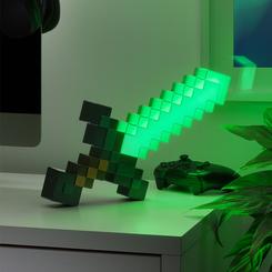 Descubre la fascinante Lámpara Espada de Diamante Minecraft, una pieza que iluminará tu espacio con estilo y aventura. Con la posibilidad de ser exhibida sobre una mesa o colgada, esta lámpara ofrece versatilidad 