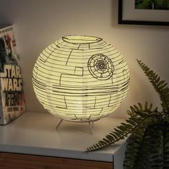 Ilumina tu espacio con el poder del Imperio Galáctico gracias a esta impresionante lámpara de escritorio con forma de Estrella de la Muerte. Con una altura de 20 cm, esta linterna de papel LED
