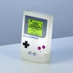 Ilumina tu rincón con la magia retro de la Game Boy Light, una réplica a escala del mítico dispositivo de 1989 que transforma cualquier mesita o estantería en un espacio lleno de nostalgia. 