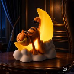 Lámpara Garfield de PVC y HIPS de 20 x 22 x 13,2 cm con iluminación LED cálida. Funciona mediante USB tipo C incluido o con 3 pilas AAA de 1,5V no incluidas.
