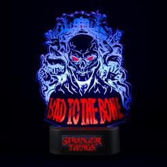 Añade un toque único a tu habitación o espacio de trabajo con la lámpara LED de mesa Stranger Things Bad to the Bone, una pieza ideal para los seguidores de la serie. 