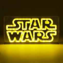 Ilumina tu espacio con la épica galaxia de Star Wars gracias a la Lámpara LED estilo neón con el logo de Star Wars. Con unas dimensiones de 15 x 30 cm, esta lámpara no solo emite luz, sino que también agrega un toque icónico de la fuerza a tu entorno.