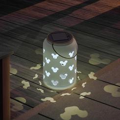 La lámpara de proyección solar Mickey Mouse convierte cualquier rincón en una escena reconocible al instante. Su luz atraviesa las siluetas troqueladas y dibuja pequeñas sombras del personaje sobre suelo, pared o mesa
