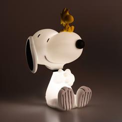 Un halo de ternura y calidez inunda el ambiente gracias a esta lámpara de Snoopy fabricada en PVC, donde el simpático beagle se sienta en actitud relajada mientras Woodstock 