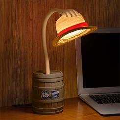 Navega con el espíritu de One Piece iluminando tu espacio con esta increíble lámpara del Sombrero de Paja de Monkey D. Luffy. Con 27,6 cm de altura, su diseño captura a la perfección el icónico sombrero del futuro Rey de los Piratas
