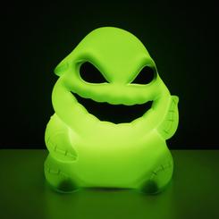 La lámpara squishy recargable Oogie Boogie no ilumina como un objeto cualquiera; parece emitir su propio resplandor desde una esquina oscura. Su silueta verde, redondeada y expresiva convierte una pieza funcional en una figura decorativa de colección 