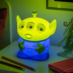 La lámpara squishy recargable Toy Story Alien parece recién salida de una habitación iluminada por juguetes que aún guardan secretos. Su rostro de tres ojos, el verde intenso y el cuerpo azul crean una pieza luminosa reconocible al instante