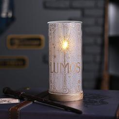 La lámpara Lumos Harry Potter convierte cualquier rincón en un espacio con personalidad propia gracias a un diseño elegante, reconocible al instante y muy cuidado en sus acabados. 