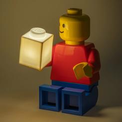 El LEGO GloBuddies Light lleva la silueta clásica de la minifigura a una lámpara figura LEGO GloBuddies de gran formato, con cabeza amarilla, torso rojo, piernas azules y una pieza luminosa blanca en la mano.