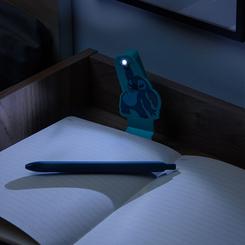 Ilumina tus lecturas con la magia de Lilo & Stitch gracias a esta encantadora luz de lectura de Stitch. Oficialmente licenciada, esta lámpara portátil es el compañero perfecto para disfrutar de tus libros favoritos a cualquier hora. 