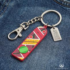 Llavero aeropatín Marty Regreso al Futuro. Hay objetos pequeños que apenas acompañan y otros que activan al instante una escena entera en la memoria; este llavero pertenece a los que convierten una referencia mítica del cine en una pieza reconocible desde