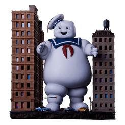 Una figura gigantesca avanza entre los rascacielos con una sonrisa tan encantadora como peligrosa. La estatua diorama de Stay Puft Marshmallow Man, con unos impresionantes 74 cm de altura