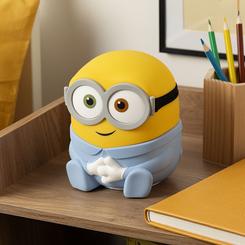 Añade un toque de diversión y ternura a tu espacio con la luz recargable Bob Squishy Glo de Minions. Fabricada en silicona suave, esta lámpara con forma de Bob mide aproximadamente 14 cm de altura