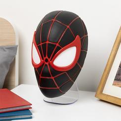 Ilumina tu espacio con el estilo de Miles Morales gracias a esta increíble luz con forma de su icónica máscara. Con 22 cm de altura, puedes montarla en la pared o colocarla sobre cualquier superficie