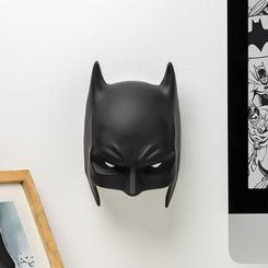 La Máscara con Luz de Batman es mucho más que un simple accesorio decorativo, es una pieza que captura la esencia de uno de los superhéroes más emblemáticos del universo de DC Comics. 