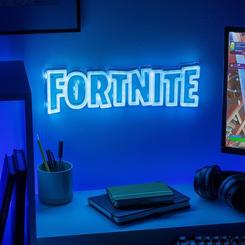 Dale un toque épico a tu espacio con esta impresionante luz de neón LED de Fortnite. Con 40 cm de ancho, su vibrante resplandor azul captura el icónico logo del juego