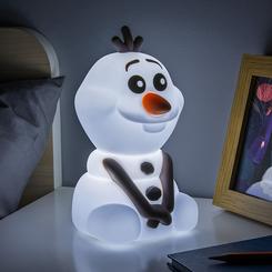 Ilumina tu espacio con la alegría de Olaf gracias a esta encantadora luz recargable SquishyGlo de silicona, inspirada en Frozen de Disney. Con 15 cm de altura, su diseño suave y seguro la convierte en la luz nocturna ideal.