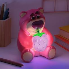Ilumina tu espacio con la dulzura de Lotso gracias a esta adorable luz GloBuddies de cambio de color. Con 16 cm de altura, esta figura 3D del icónico oso de Toy Story añade un brillo acogedor a cualquier rincón. 