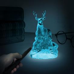 Envuelve tu espacio en la magia de Harry Potter con esta espectacular luz del Patronus, acompañada de un mando a distancia en forma de varita. Con un diseño cuidadosamente detallado