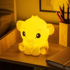 Ilumina tu espacio con la ternura de Simba gracias a esta encantadora luz recargable SquishyGlo de silicona, inspirada en El Rey León de Disney. Con 15 cm de altura, su diseño suave y seguro la convierte en la luz nocturna ideal. 