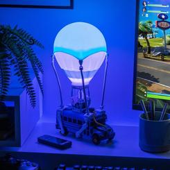 Prepárate para el salto con esta espectacular luz diorama del Autobús de Batalla de Fortnite, una pieza imprescindible para cualquier fan del popular videojuego. Este icónico diseño combina iluminación ambiental 
