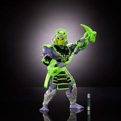 Adéntrate en la épica batalla entre el bien y el mal con la figura articulada de Skeletor de la colección MOTU x TMNT: Turtles of Grayskull. Con un tamaño de aproximadamente 14 cm, 