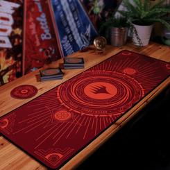 Personaliza tu escritorio con esta almohadilla de juego de alta calidad y licencia oficial. Además, incluye un posavasos antideslizante que ayuda a mantener tus bebidas y objetos en su lugar. 