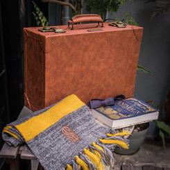 Una auténtica joya para los coleccionistas del mundo mágico, esta Maleta Edición Limitada de Newt Scamander es una réplica 1:1 inspirada en la icónica saga de Animales Fantásticos.