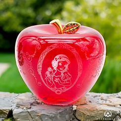 Descubre la réplica oficial de la manzana envenenada, inspirada en la mítica película de Blancanieves y los Siete Enanitos de Disney. Esta exquisita obra de arte está confeccionada en vidrio rojo