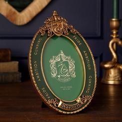 Hay piezas que no solo decoran, también transmiten carácter, y este marco fotos Slytherin Harry Potter está pensado para dar a tu imagen favorita una presencia elegante, reconocible y muy especial. 