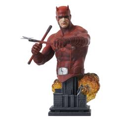 ¡Hell's Kitchen está ardiendo y Daredevil está allí para detenerlo! Este diorama a escala 1/7, de aproximadamente 6 pulgadas, del Hombre sin Miedo lo representa empuñando sus garrotes