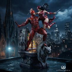 Dos vigilantes escarlata dominan las alturas de una ciudad marcada por la lucha. El diorama Daredevil y Elektra Marvel Comics 1/6 reúne a ambos personajes en una escena de combate coordinada, con arquitectura gótica y una gran presencia visual.