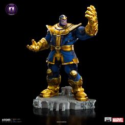 En un imponente diorama que recrea el frío mármol de un templo erigido en honor a la Muerte, el Titán Thanos se yergue con poderosa presencia. Con su mano izquierda enguantada y la temida Infinity Gauntlet, muestra el dominio sobre seis singularidades 
