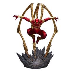 La figura Premium Format del Iron Spider mide 68 cm de alto y 50 cm de ancho mientras Peter Parker salta a la acción, vistiendo su nuevo traje personalizado de Stark Tech. Inspirado en su debut en la celebrada trama Civil War de Marvel Comic