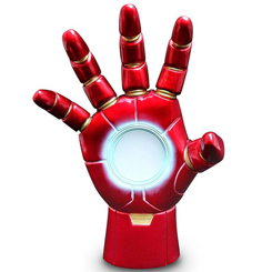 La mano de Iron Man de "Marvel Comics" ha sido esculpida como una estatua a escala 1/1, de aproximadamente 23 cm de altura. La expresión de sus dedos en la pose familiar