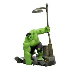 El asfalto parece ceder justo en el instante en que Hulk irrumpe con toda su fuerza. Esta lámpara diorama Hulk Marvel transforma una escena de destrucción urbana en una pieza de exposición con luz propia.