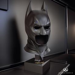 Detallada Réplica Oficial Edición Limitada de la Máscara de Batman basada en la película de Christopher Nolan Batman The Dark Knight, realizada a escala 1:1, con una altura aproximada de 46 cm.