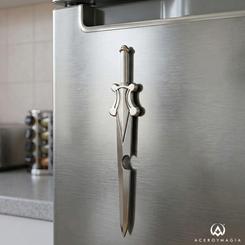 La espada del poder deja de estar en una vitrina imaginaria cuando aparece como abrebotellas Power Sword Masters of the Universe sobre la mesa. Su silueta metálica, reconocible al instante, convierte un gesto cotidiano en una pequeña escena de colección.