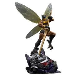 Las alas parecen cortar el aire justo antes del impacto: esta estatua Buzz-Off 1/10 convierte al guerrero alado de Eternia en una presencia imposible de ignorar. Su pose elevada, la lanza en tensión y la base rocosa crean una escena con fuerza 